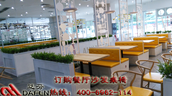 卡座沙发,实木桌子,实木椅子阿皇仔餐厅 现场实拍图