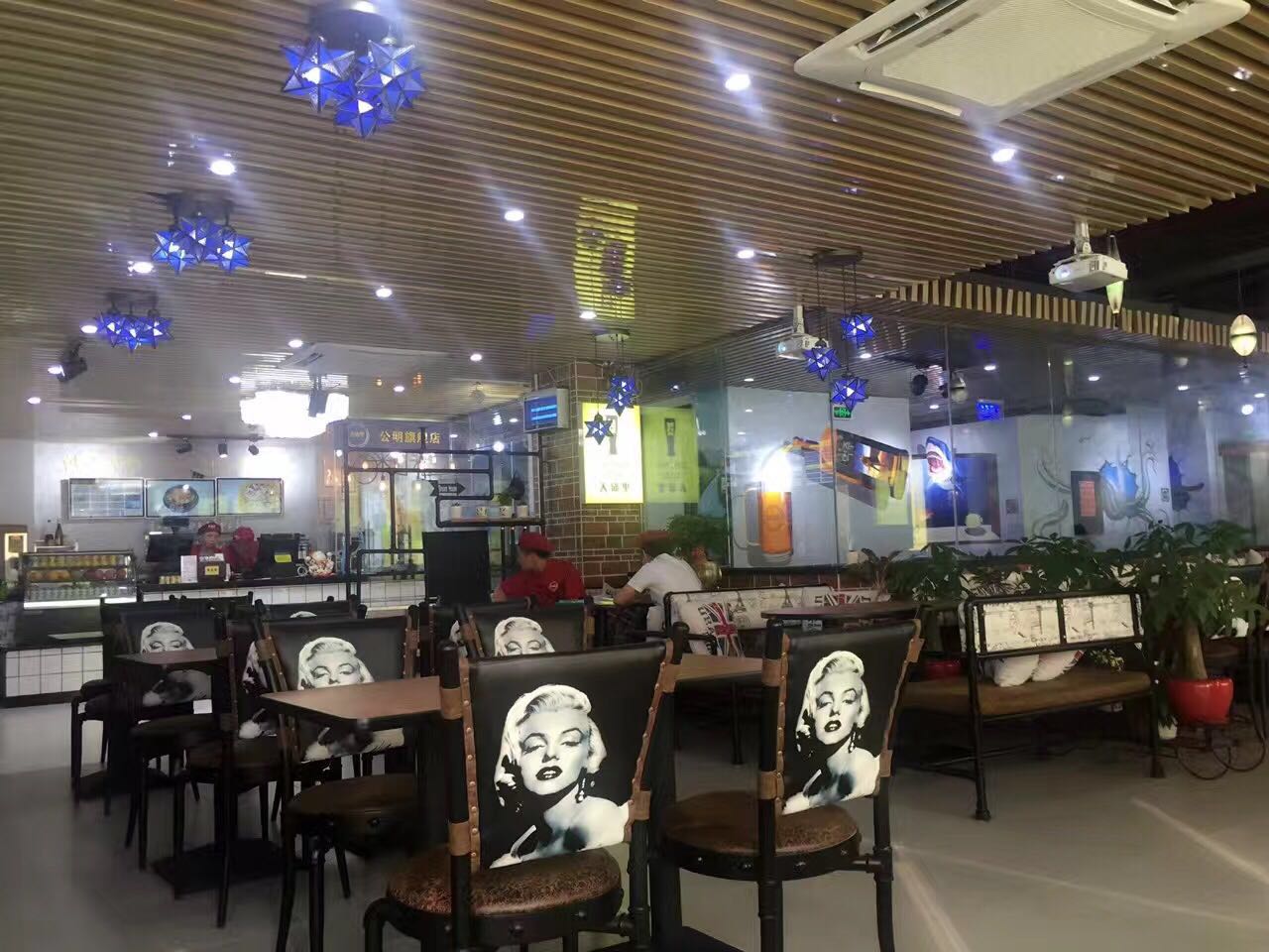 韩国大邱里炸鸡主题餐厅,主题餐厅卡座沙发,主题餐厅沙发桌椅