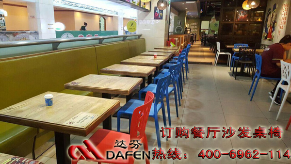 梨花寨.实木餐桌,工程塑料椅,卡座沙发 现场实拍图