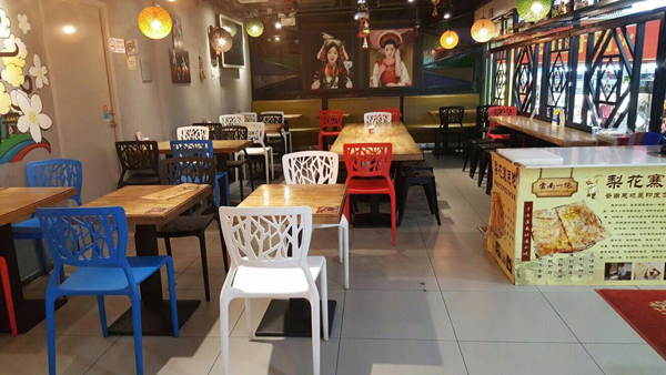 梨花寨.实木餐桌,工程塑料椅,卡座沙发 现场实拍图