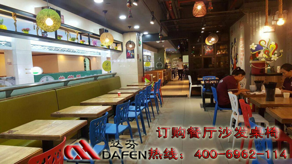 梨花寨.实木餐桌,工程塑料椅,卡座沙发 现场实拍图