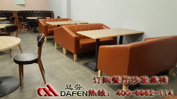 茶餐厅沙发卡座,茶餐厅沙发桌椅安装现场实拍图