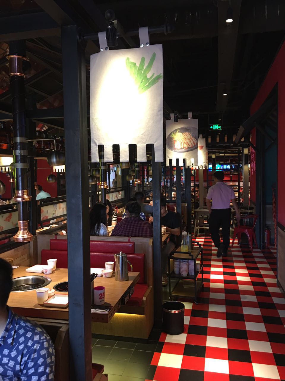 炉二哥烤肉(西宁店)卡座沙发,桌椅由达芬家具标准化定制!