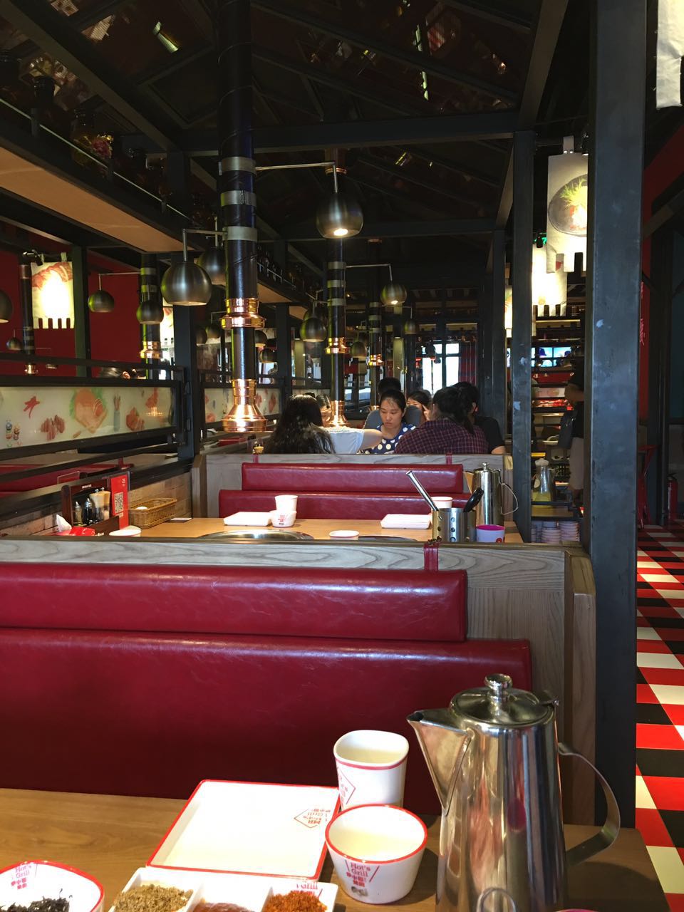 炉二哥烤肉(西宁店)卡座沙发,桌椅由达芬家具标准化定制!