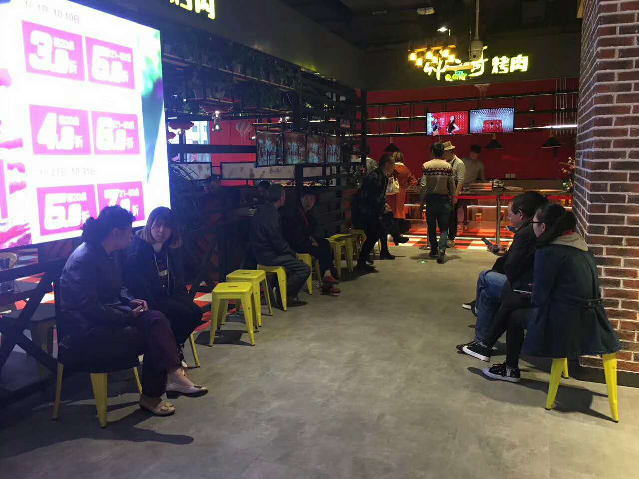 炉二哥烤肉(西宁店)卡座沙发,桌椅由达芬家具标准化定制!