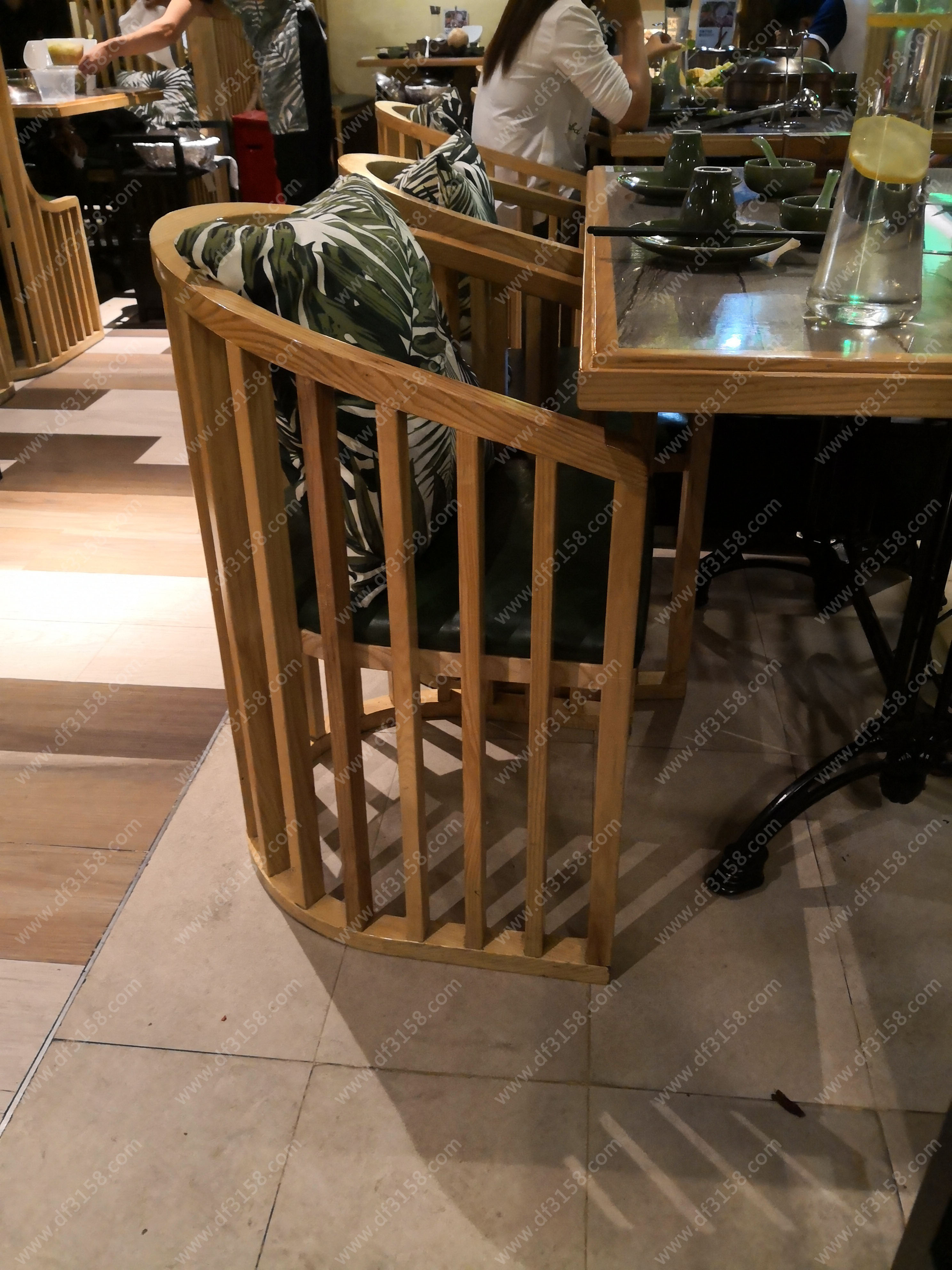   椰林四季椰子鸡餐厅 沙发卡座餐桌椅定制达芬家具订制电话400-6962-114